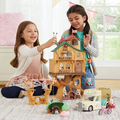 Calico Critters Lakeside Lodge Gift Set, Dollhouse Playset With Figure And Furniture 4 Calico Critters Lakeside Lodge Gift Set, Dollhouse Playset With Figure And Furniture - Image 2